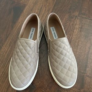 NEVER WORN Quilted Steve Madden Slides